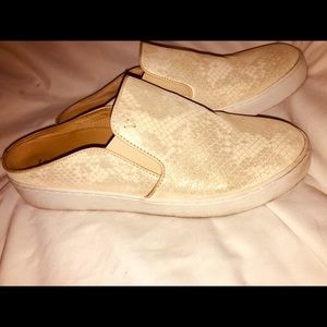 Vionic slip one size8